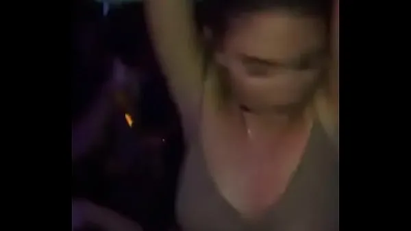 XXX Petite amie agissant comme une vraie pute dans un club, trempée et bourrée dansante méga films