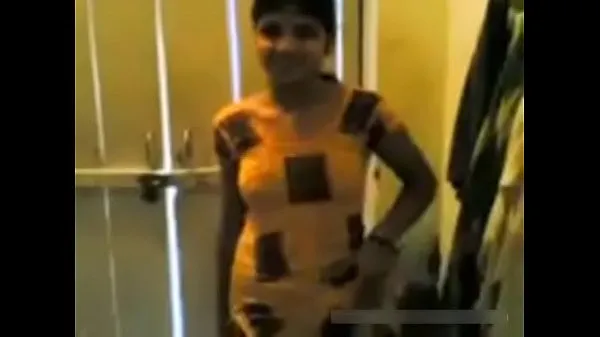 XXX Desi chica mostrando el coño y quitándose la ropa megapelículas