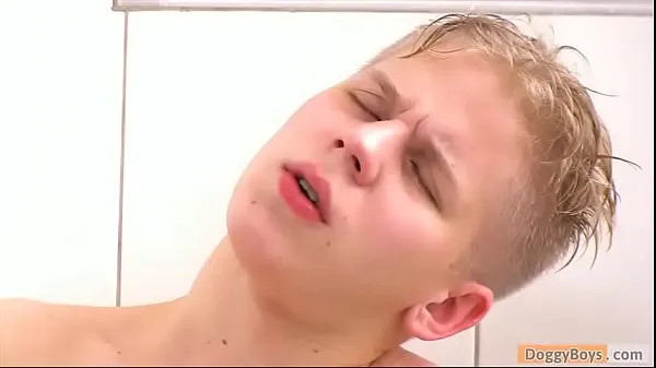 XXX Coq garçon jeune gars caressant dans la douche méga films