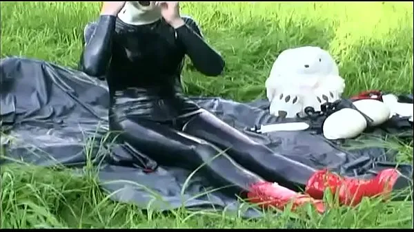 XXX Sklave in Latexkleid hat Solo Sex auf dem Land Megafilme