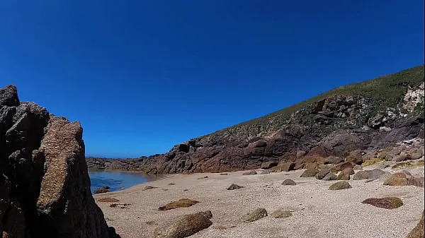 XXX TRAVEL NUDE - Sasha Bikeyeva, une jeune fille nudiste russe sur la côte sauvage de l'océan méga films