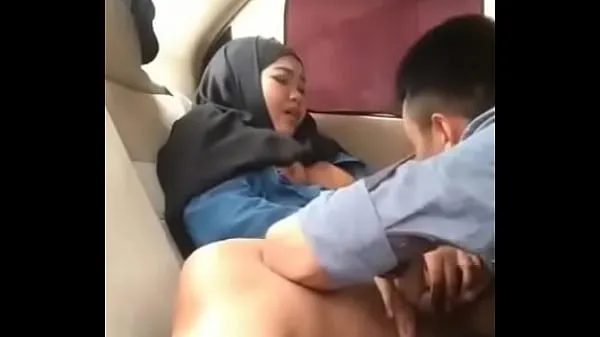 XXX Hijab girl in car with boyfriend megaelokuvaa