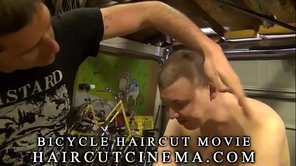 XXX Guy Gets Haircut Haircut on Bicycle in Garage ภาพยนตร์ขนาดใหญ่