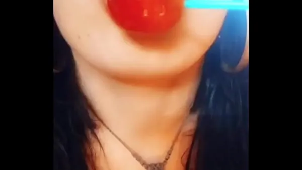 XXX Iara chupando um pirulito rosado imaginando aquela rola deliciosa megafilmes