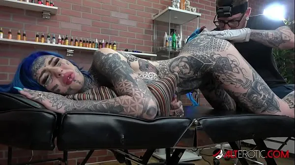 XXX Amber Luke se fait tatouer le cul et une bonne baise méga films