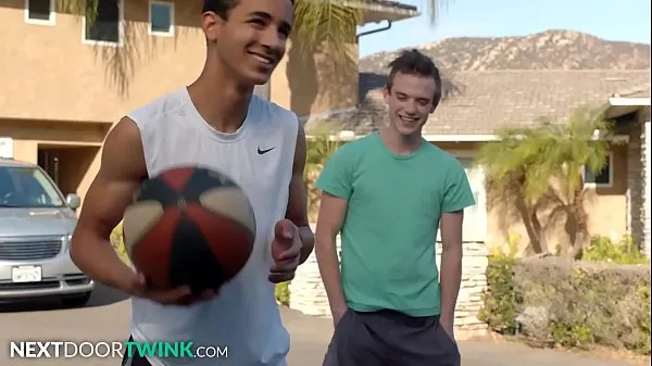 XXX Scott Finn surpris en train de regarder un minet ébène jouer au basket méga films