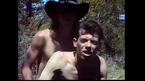 XXX Tizio caldo in un cappello da cowboy perfora il buco del culo del suo amico fuori nel boscomega film