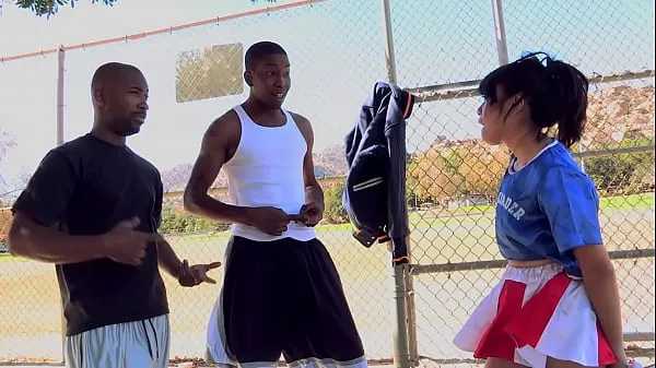 XXX Duas jogadoras de basquete subornadas por uma líder de torcida gostosa com uma bucetinha megafilmes