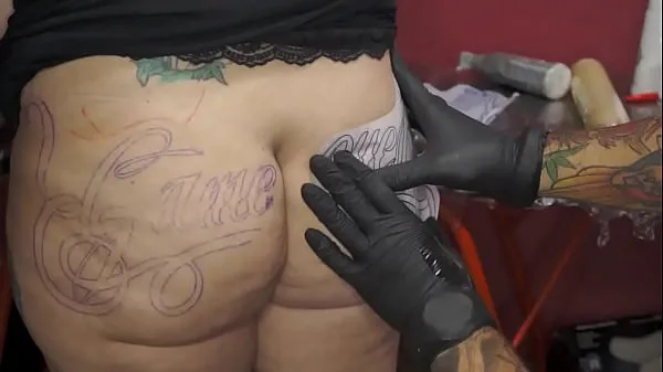 XXX Une prof chaude se fait tatouer le cul par un homme noir méga films