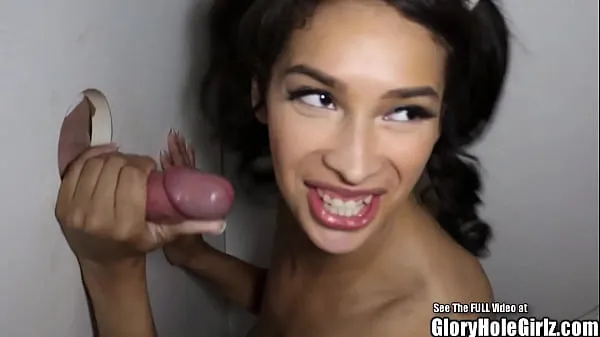 XXX Felices tetas latinas de belleza chupa una polla en el Glory Hole megapelículas