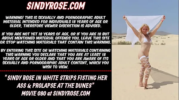 XXX Sindy Rose en bandes blanches fisting son cul et prolapsus dans les dunes méga films