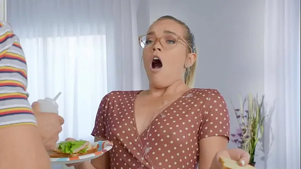 XXX A ella le gusta su polla en la cocina / escena de Brazzers de megapelículas