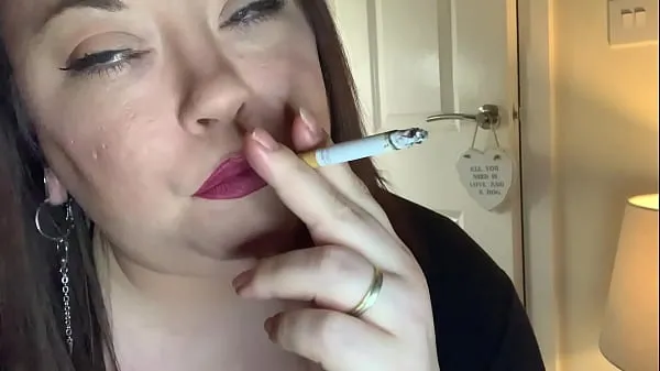 XXX BBW Tina Snua raucht eine Zigarette mit Snap Inhales Megafilme