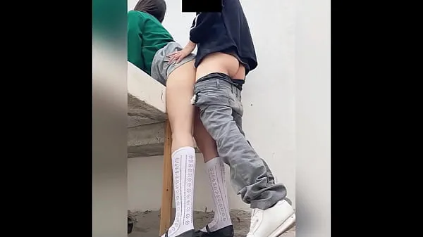 XXX Une écolière mexicaine se fait enculer, elle prend de la salive et ça fait mal au début ! Étudiants mexicains faisant du sexe anal à l'école ! Sexe amateur en public méga films