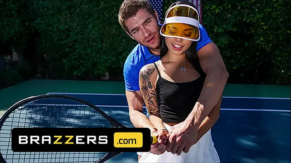 XXX Xander Corvus) Massages (Gina Valentinas) Foot To Ease Her Pain They End Up Fucking - Brazzers phim lớn