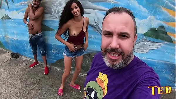 XXX A la jovencita le encanta estar desnuda en la playa megapelículas