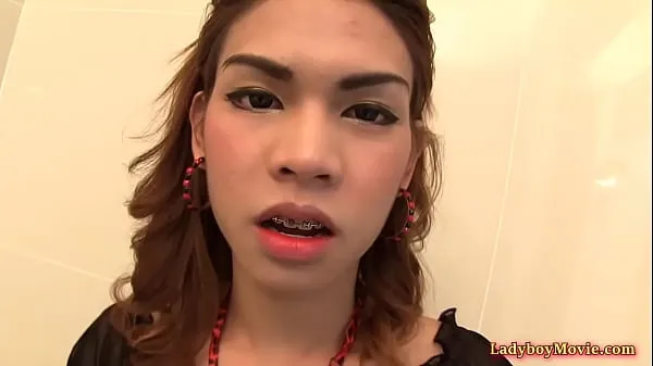 XXX ladyboy kitty prend eau lavement et jouets cul méga films