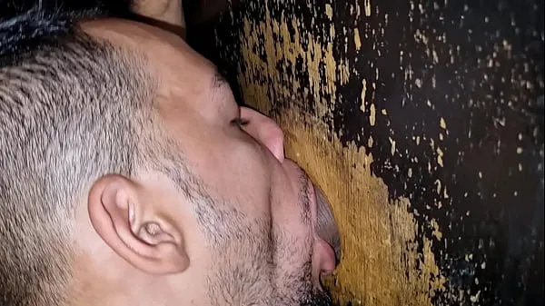 XXX J'ai sucé une bite très épaisse dans le glory hole - FULL RED méga films