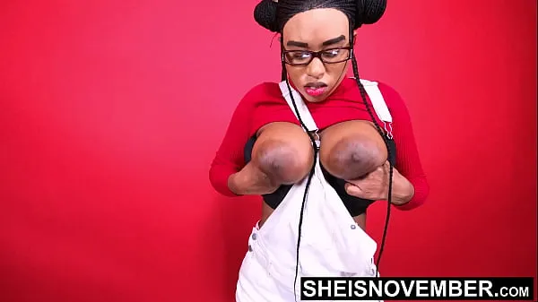 XXX Maiores Ebony Honkers Erotica com grandes mamas, enormes mamilos e enormes aréolas em Sheisnovember Lashawn Mosley, durante a sessão de fotografia nos bastidores posando enquanto se despia de macacão branco depois de sentar no banquin megafilmes