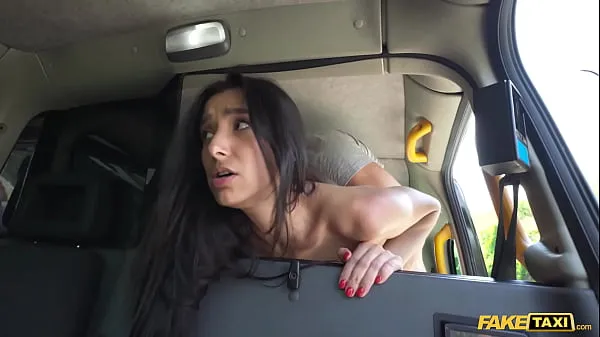 XXX Fake Taxi Sex chauffeur de taxi affamé baise la chatte serrée de son passager méga films