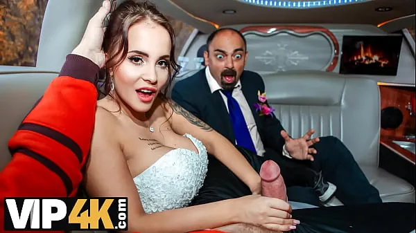 XXX VIP4K. Un passant au hasard marque une mariée luxueuse dans la limousine de mariage méga films