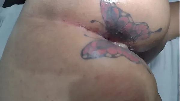 XXX MARY BUTTERFLY happy and smiling being pulled up and fucked by friend without a condom, clogs the ass of cum that comes to flow, all this in front of the corninho that films everything mega film