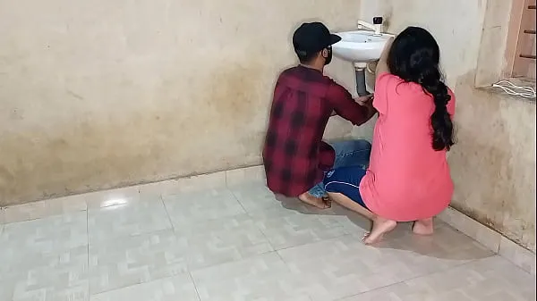 XXX quenched the thirst of her pussy with a young plumber! XXX Plumber Sex in Hindi voice ภาพยนตร์ขนาดใหญ่