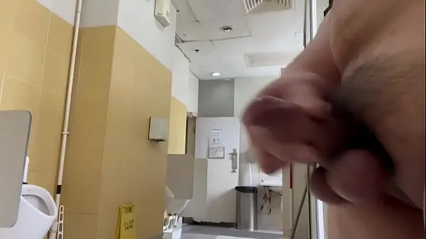 XXX Jerking off in public toilet phim lớn