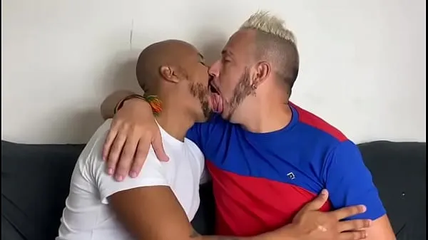 XXX hot kiss between latin males أفلام ضخمة