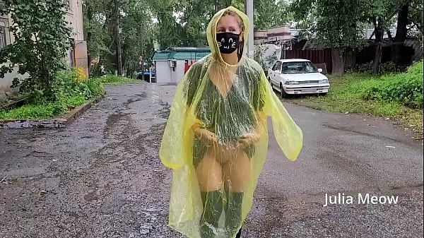 XXX Teen in yellow raincoat flashes pussy outdoors in the rain百万电影