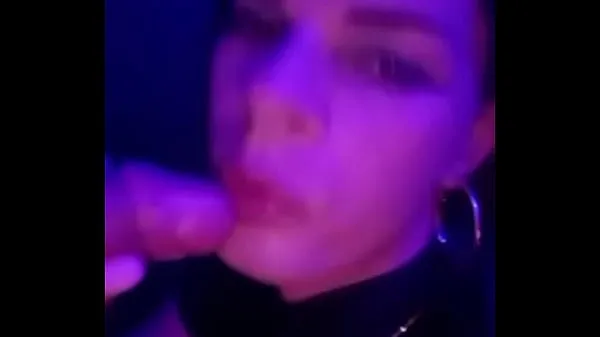 XXX Putinha Brenda Pavanelli mama gostoso omacho pauzudo até levar gozada na boquinha میگا موویز