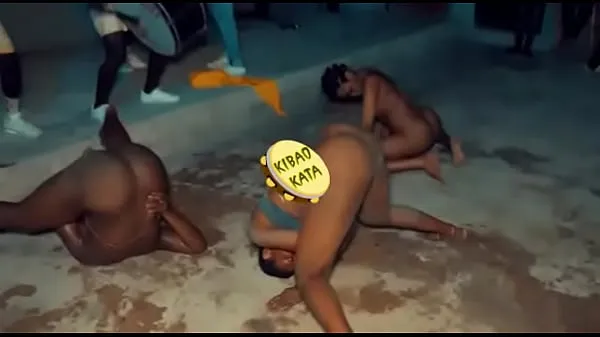 XXX Des filles folles twerk nues sur la route méga films