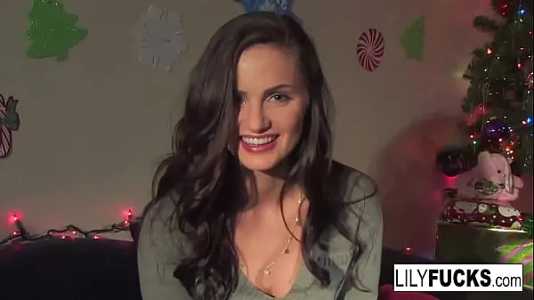 XXX Lily tells us her horny Christmas wishes before satisfying herself in both holes أفلام ضخمة