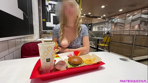 XXX Hot blonde clignote et se masturbe la grosse chatte pompée dans un restaurant public méga films