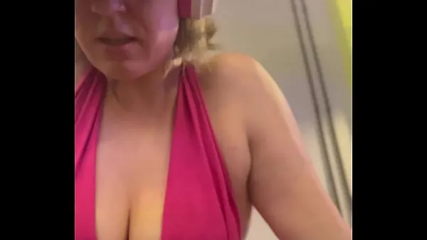 XXX Wow, my training at the gym left me very sweaty and even my pussy leaked, I was embarrassed because I was so horny megafilmer