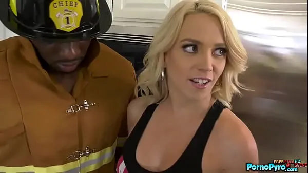 XXX Блондинка Madison Summers шпилит двух черных пожарных-мандинго мегафильмов
