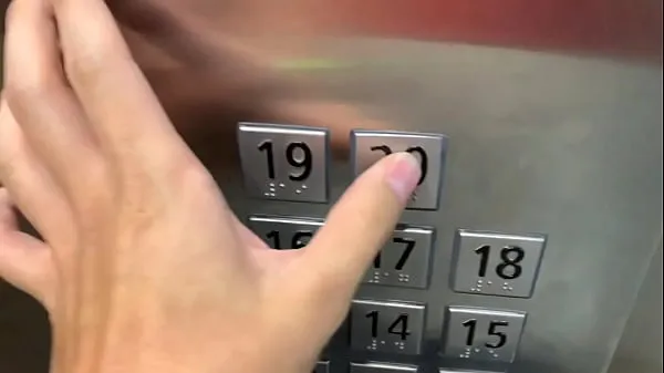 XXX Sexo em público, no elevador com um estranho e eles nos pegam megafilmes