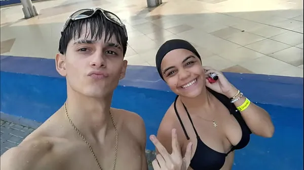 XXX PAREJA DE HERMANASTROS SE GRABAN COMO FOLLAN PERO ANTES DE ESO VAN TOMARSE UNAS FOTOS EN LA PISCINA - PORNO CASERO EN ESPANOL mega Film