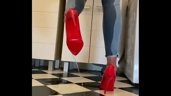 XXX Desperate Wetting my Jeans and in my sexy Red HighHeels and play with film besar